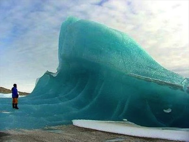 波が凍った 貴重な絶景として知られる ブルーアイス と言われる自然現象 ネットで噂の情報部屋